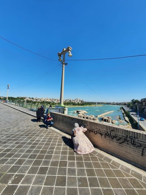 دیوارنویسی روی پل قدیم دزفول تمام شدنی نیست!