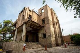 عمارت تاریخی "هتل قو" اهواز در اواخر دوره قاجار ساخته شده و در فهرست آثار تاریخی ایران به ثبت رسیده است. این هتل، اولین هتل اهواز است.