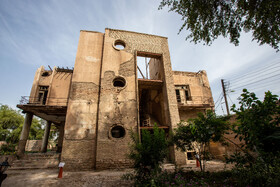 برخی از بخش های هتل قو در سالیان قبل مرمت شده است.