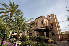 مالکیت هتل قو شخصی است. در محل هتل کافهای با هدف آشنایی بیشتر مردم با این عمارت و همینطور درآمد زایی برای ترمیم هرچه سریعتر بنا افتتاح شده و تمامی سود حاصل از درآمد این کافه صرف هزینه های نگهداری و مرمت بنا میشود.