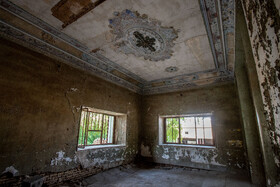 عمارت تاریخی هتل قو اهواز، آمیزهای از تکنیکهای معماری سنتی ایرانی و اروپایی است که از آرایههای معماری مانند کاشی کاری، معرقکاری، آجر کاری، گچبریها و آیینه کاریها در آن اجرا شده است.