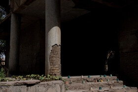 این عمارت تاریخی متاسفانه به دلیل نبود رسیدگی و مرمت اصولی در حال نابودی و تخریب است.