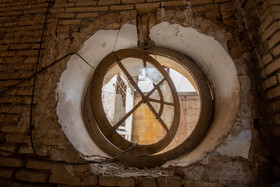 این عمارت تاریخی متاسفانه به دلیل نبود رسیدگی و مرمت اصولی در حال نابودی و تخریب است.