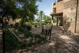 مالکیت هتل قو شخصی است. در محل هتل کافهای با هدف آشنایی بیشتر مردم با این عمارت و همینطور درآمد زایی برای ترمیم هرچه سریعتر بنا افتتاح شده و تمامی سود حاصل از درآمد این کافه صرف هزینه های نگهداری و مرمت بنا میشود.