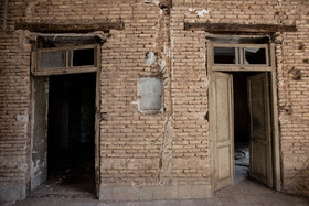 این عمارت تاریخی متاسفانه به دلیل نبود رسیدگی و مرمت اصولی در حال نابودی و تخریب است.