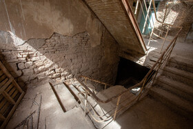 در این هتل از تکنیکهای منحصر به فرد نصب پلههای پیش ساخته درون دیوارها استفاده شده است.