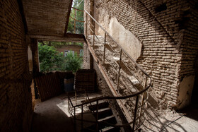 در این هتل از تکنیکهای منحصر به فرد نصب پلههای پیش ساخته درون دیوارها استفاده شده است.