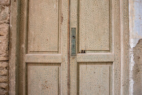 عمارت تاریخی هتل قو اهواز، آمیزهای از تکنیکهای معماری سنتی ایرانی و اروپایی است که از آرایههای معماری مانند کاشی کاری، معرقکاری، آجر کاری، گچبریها و آیینه کاریها در آن اجرا شده است.