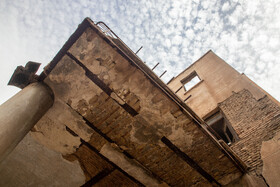 این عمارتی تاریخی بهرغم قدمت و موقعیت مکانی خاصی که دارد متاسفانه به دلیل نبود رسیدگی و مرمت اصولی در حال نابودی و تخریب است.