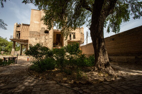 عمارت تاریخی "هتل قو" اهواز در اواخر دوره قاجار ساخته شده و در فهرست آثار تاریخی ایران به ثبت رسیده است. این هتل، اولین هتل اهواز است.