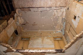 عمارت تاریخی هتل قو اهواز، آمیزهای از تکنیکهای معماری سنتی ایرانی و اروپایی است که از آرایههای معماری مانند کاشی کاری، معرقکاری، آجر کاری، گچبریها و آیینه کاریها در آن اجرا شده است.