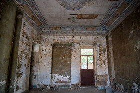 عمارت تاریخی هتل قو اهواز، آمیزهای از تکنیکهای معماری سنتی ایرانی و اروپایی است که از آرایههای معماری مانند کاشی کاری، معرقکاری، آجر کاری، گچبریها و آیینه کاریها در آن اجرا شده است.