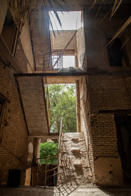 در این هتل از تکنیکهای منحصر به فرد نصب پلههای پیش ساخته درون دیوارها استفاده شده است.