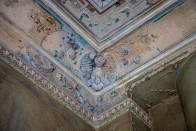 عمارت تاریخی هتل قو اهواز، آمیزهای از تکنیکهای معماری سنتی ایرانی و اروپایی است که از آرایههای معماری مانند کاشی کاری، معرقکاری، آجر کاری، گچبریها و آیینه کاریها در آن اجرا شده است.