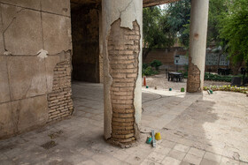 این عمارت تاریخی متاسفانه به دلیل نبود رسیدگی و مرمت اصولی در حال نابودی و تخریب است.