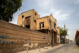 بنای تاریخی هتل قو در خیابان خسروی جاده ساحلی شرقی اهواز واقع شده است.