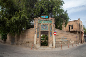 عمارت تاریخی هتل قو اهواز، آمیزهای از تکنیکهای معماری سنتی ایرانی و اروپایی است که از آرایههای معماری مانند کاشی کاری، معرقکاری، آجر کاری، گچبریها و آیینه کاریها در آن اجرا شده است.