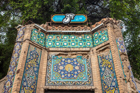 عمارت تاریخی "هتل قو" اهواز در اواخر دوره قاجار ساخته شده و در فهرست آثار تاریخی ایران به ثبت رسیده است. این هتل، اولین هتل اهواز است.