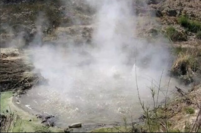 نمایی از چشمه آب گرم گلگیر وجود آثاری از دوره عیلامی در محوطه باستانی «گُلگیر»
