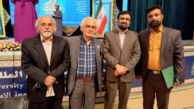 مصطفی بوعذار (نفر اول از راست) در آیین پایانی جشنواره تئاتر صاحبدلان تقدیر از هنرمند خوزستانی در جشنواره تئاتر صاحبدلان