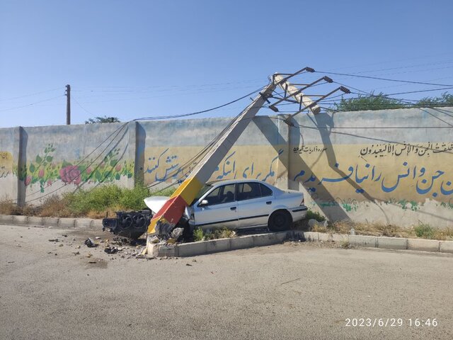 عکس از شرکت توزیع برق اهواز قطع برق کوی مهدیس اهواز در پی برخورد خودرو با شبکه