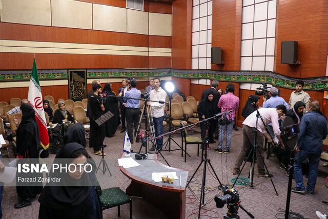 پشت صحنه نمایش رادیویی «مهاجرین خاک سرخ» نمایش رادیویی مخاطبان را به سالن تئاتر جذب میکند