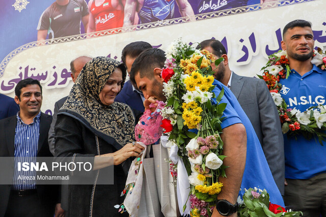 استقبال پرشور از مدالآوران فرنگیکار خوزستانی در بلگراد+ صحبتهای مادر دادمرز و مهمدی