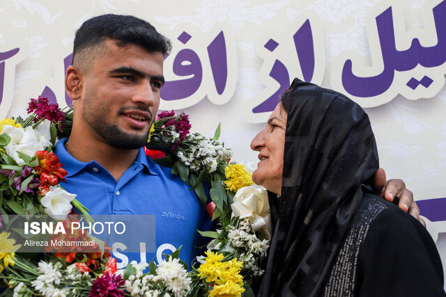 استقبال پرشور از مدالآوران فرنگیکار خوزستانی در بلگراد+ صحبتهای مادر دادمرز و مهمدی