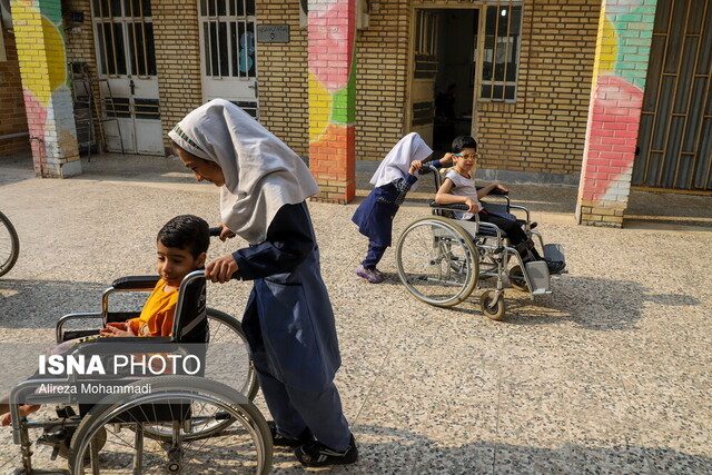توقف سرویس مدرسههای استثنایی خوزستان در ایستگاه شهرداریها توقف سرویس مدرسههای استثنایی خوزستان در ایستگاه شهرداریها