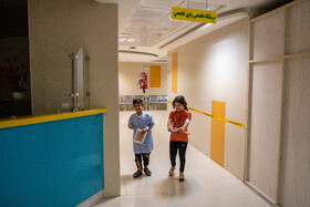 برخی از کودکان به دلیل بستری طولانی مدت در بیمارستان از تحصیل عقب می‌مانند. 