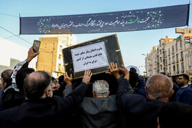 در مراسم امروز، تابوت انتقال پیکر مطهر شهید حاج قاسم سلیمانی از کشور عراق به ایران روی دستان مردم اهواز حمل شد.