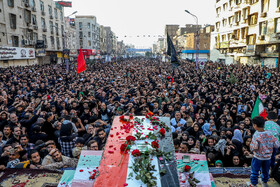 در مراسم امروز، تابوت انتقال پیکر مطهر شهید حاج قاسم سلیمانی از کشور عراق به ایران روی دستان مردم اهواز حمل شد.