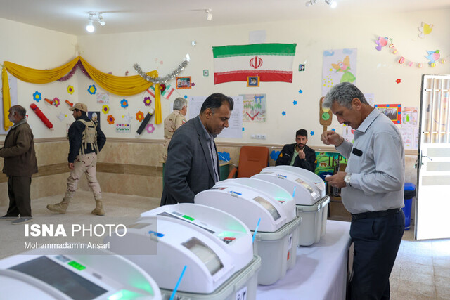 برگزاری انتخابات الکترونیک در آبادان بازدید دادستان مرکز خوزستان از شعب اخذ رای آبادان