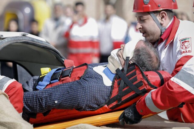 عکس تزئینی است. رهاسازی مصدومان دو حادثه سقوط خودرو به دره در باغملک و ایذه