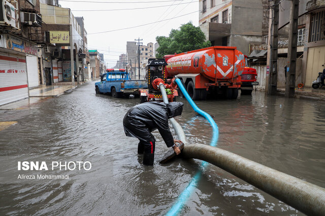 آبگرفتگی در اهواز تخلیه آبگرفتگی خیابانهای اهواز با ۱۰۰ مکنده/ آمادهباش نیروهای امدادی