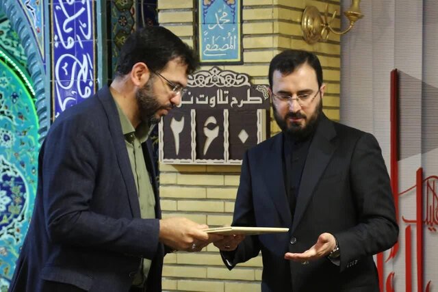 تقدیر از مدیرکل ارشاد خوزستان بهپاس ترویج فرهنگ نماز تقدیر از مدیرکل ارشاد خوزستان بهپاس ترویج فرهنگ نماز