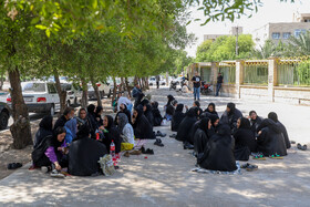 حضور خانواده داوطلبان در بیرون از موسسه آموزش عالی جهاد دانشگاهی خوزستان