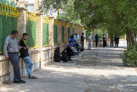 حضور خانواده داوطلبان در بیرون از موسسه آموزش عالی جهاد دانشگاهی خوزستان