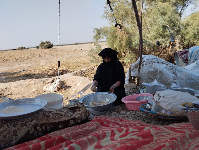 روایت زنانی که در خرماپزان خوزستان برای زائران «نان» میپزند...