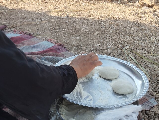 روایت زنانی که در خرماپزان خوزستان برای زائران «نان» میپزند...