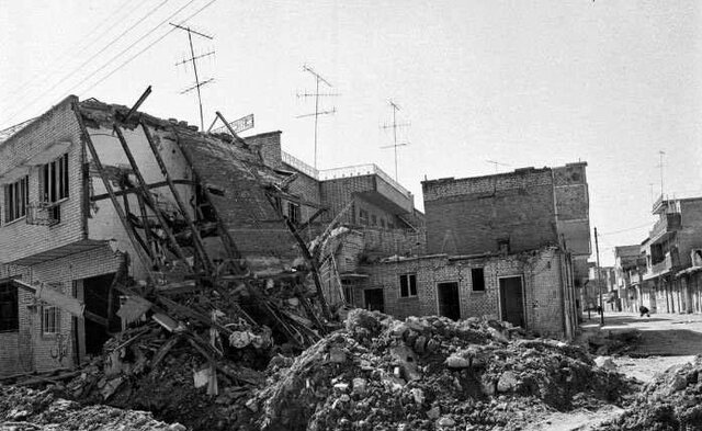 ساختمان اداره آموزش و پرورش آبادان پس از بمباران در روز تلخ بمباران اداره آموزش و پرورش آبادان چه گذشت؟