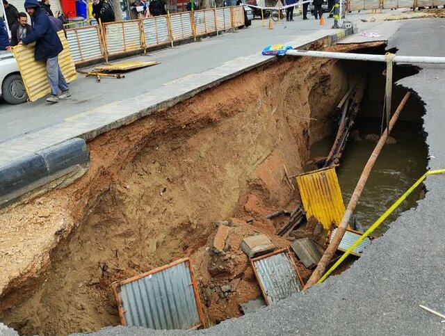 عکس تزئینی است مسدود شدن یک خیابان در کیانپارس اهواز در پی فرونشست زمین