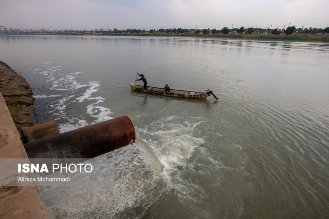 تخلیه فاضلاب به رودخانه کارون در شهر اهواز شناسایی ۳۰۰ نقطه تخلیه فاضلاب در منابع آبی خوزستان / سوختن ۳۵۰ فلر در اطراف اهواز