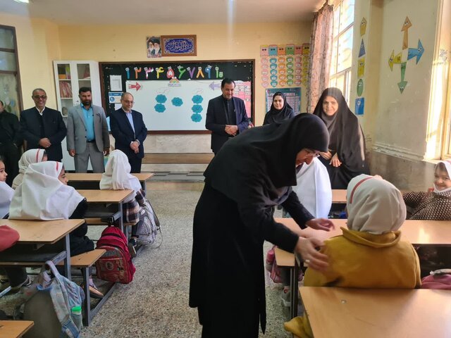 بازدید معاون ابتدایی وزیر آموزش و پرورش از یک مدرسه در گمبوعه حضور معاونان وزیر آموزش و پرورش در مدارس سه شهر خوزستان