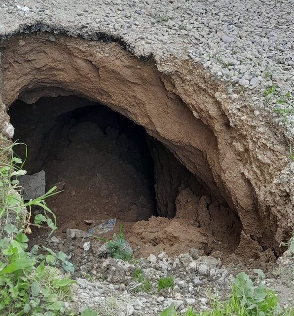 حفره ایجاد شده در یک معبر در لالی ضرورت رسیدگی فوری به نشست منازل و حفرههای ایجادشده در معابر لالی