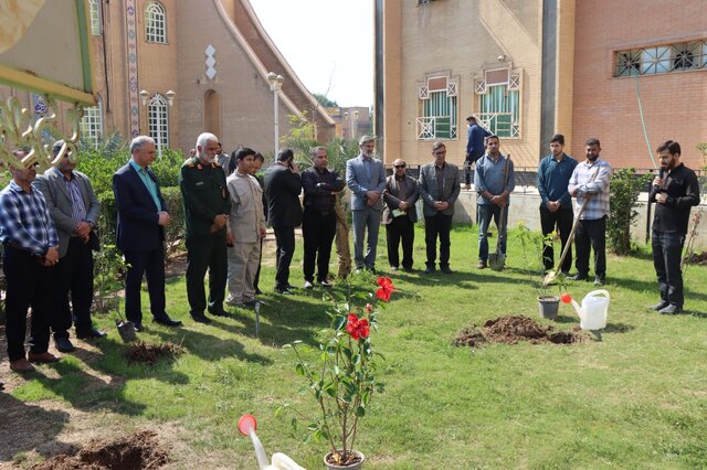 کاشت ۴۵ اصله نهال به یاد شهدا در دانشگاه آزاد اهواز