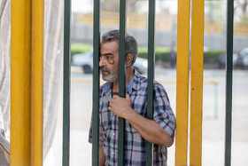 حضور خانواده داوطلبان کنکور مقابل درب‌های دانشگاه شهید چمران اهواز