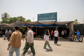 حضور خانواده داوطلبان کنکور مقابل درب‌های دانشگاه شهید چمران اهواز