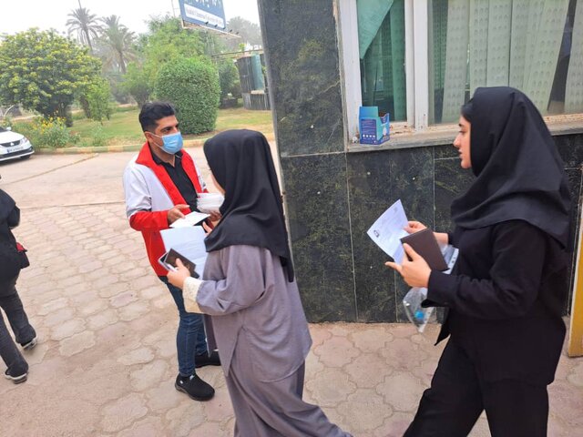 توزیع ماسک در شهر و محل‌های برگزاری کنکور در اهواز 
