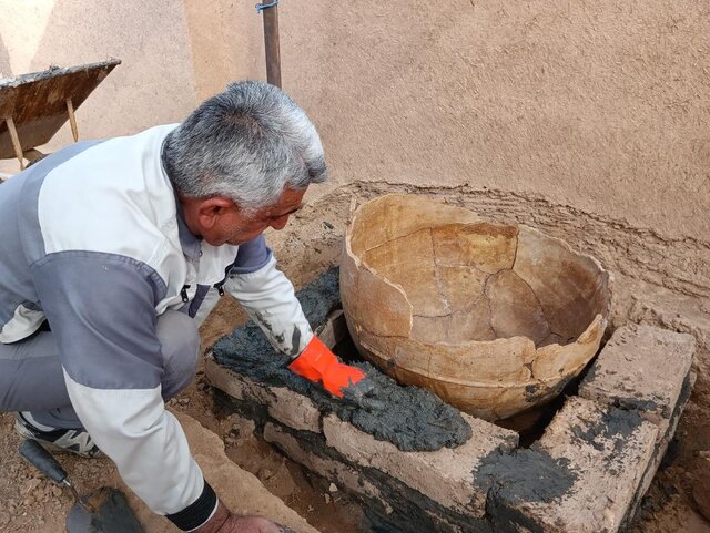 مرمت و حفاظت میدانی خمره‌های سفالین در حصار درونی چغازنبیل